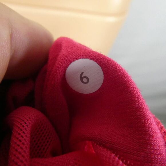 Lululemon Octopus Squid Tentacles Pink Black Tank Top Built In Bra Size 6 - Picture 10 of 10